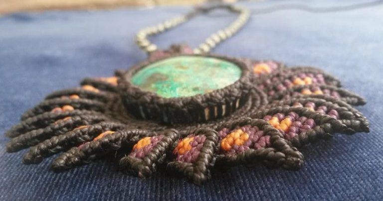Origen del Macramé y sus Usos 13 collar en macrame con turquesa natural