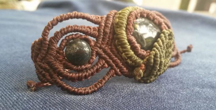 Origen del Macramé y sus Usos 11 pulsera con jaspe oceanico