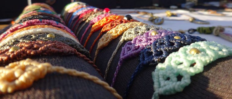 Origen del Macramé y sus Usos 9 pulseras artesanales en macrame