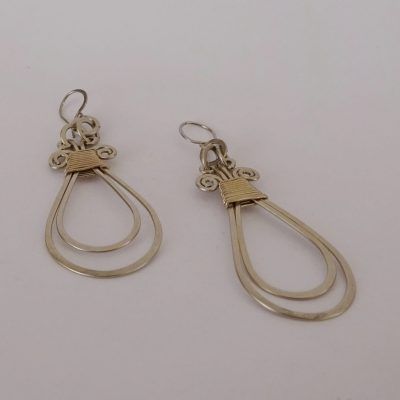 pendientes plateados gota doble contenidas y martilladas