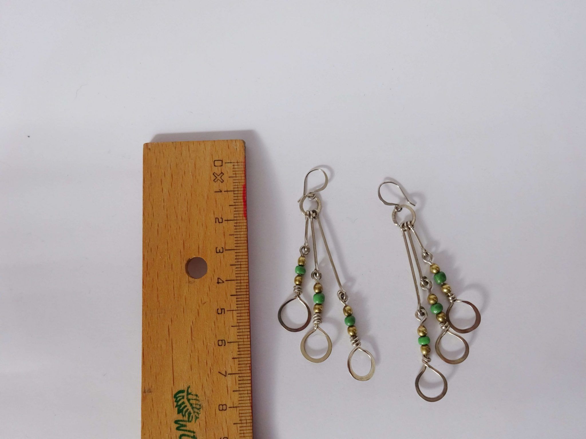 pendientes alargados con circulos y piedra verde (1) pendientes plateados alargados con círculos, esferas y piedra verde