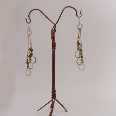 pendientes alargados con esferas de bronce y piedras 15 pendientes plateados alargados con círculos, esferas y piedra verde