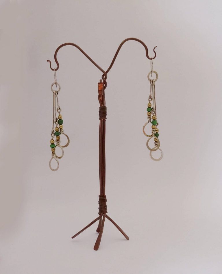 pendientes plateados alargados con círculos, esferas y piedra verde