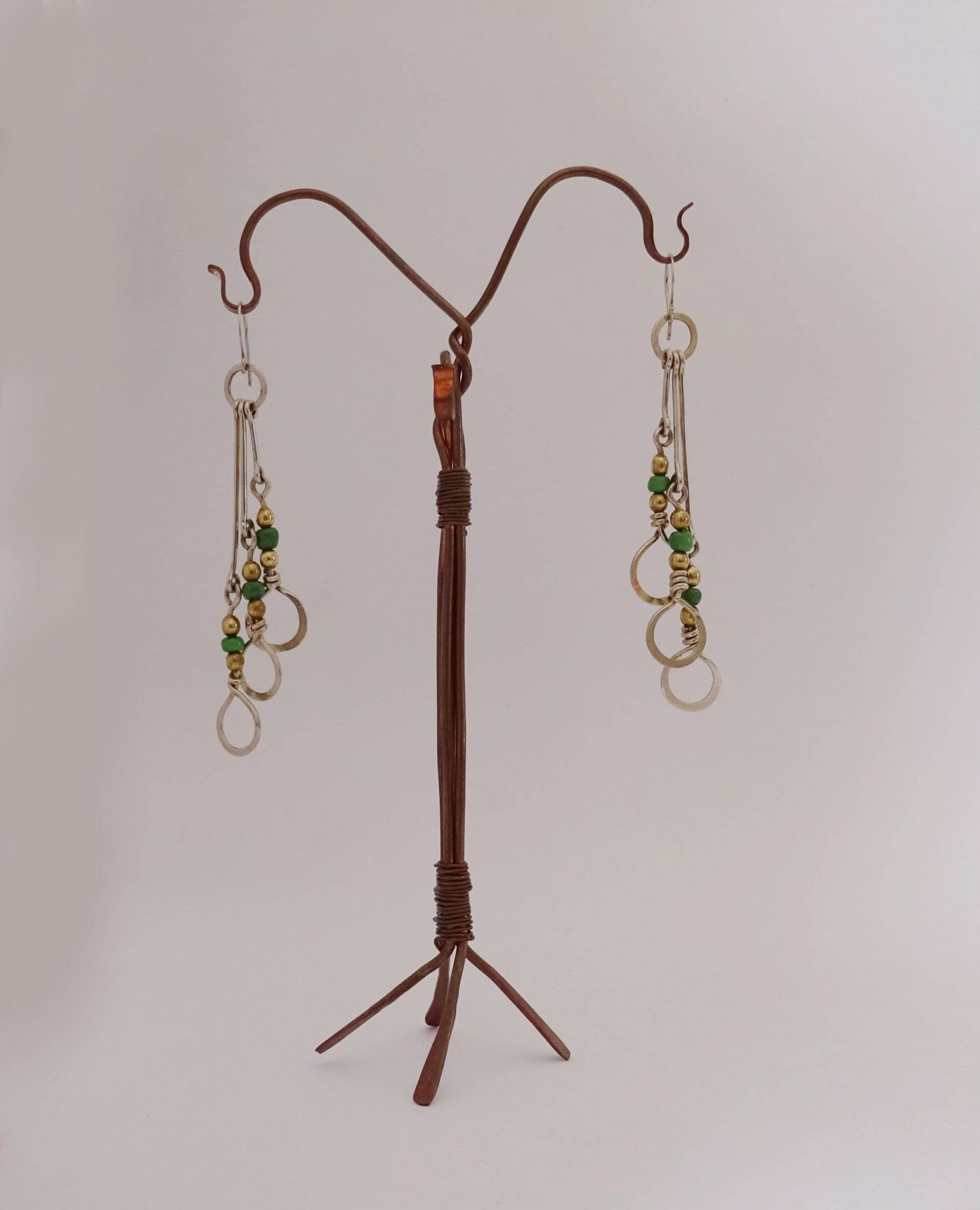 pendientes alargados con circulos y piedra verde (2) pendientes plateados alargados con círculos, esferas y piedra verde