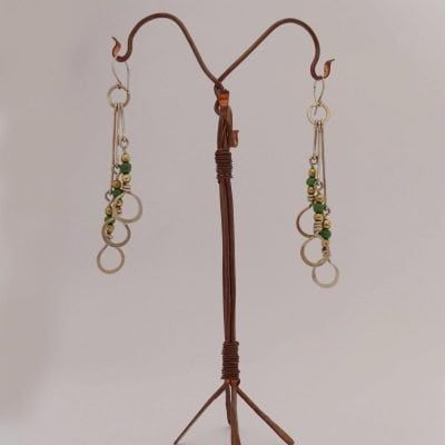 pendientes alargados con esferas de bronce y piedras 11 pendientes plateados alargados con círculos, esferas y piedra verde