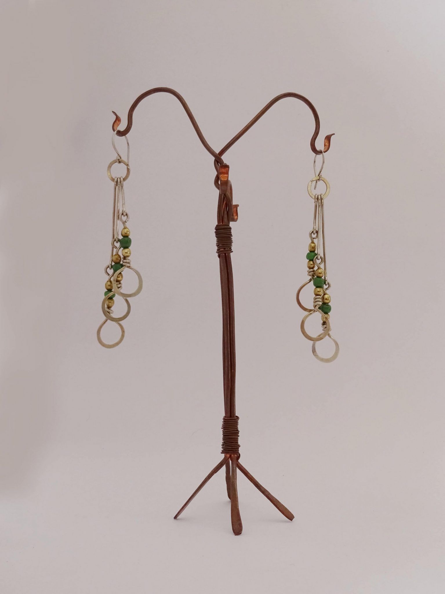 pendientes alargados con circulos y piedra verde (3) pendientes plateados alargados con círculos, esferas y piedra verde