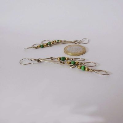 pendientes alargados con esferas de bronce y piedras 13 pendientes plateados alargados con círculos, esferas y piedra verde