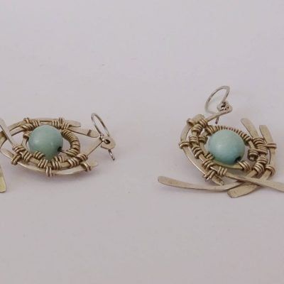 Pendientes redondos plateados enrollados con esfera de amazonita