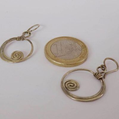 Pendientes circulo pequeño con espiral complementaria