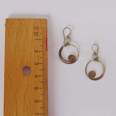 Pendientes circulo pequeño con espiral complementaria