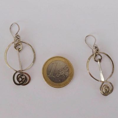 Pendientes redondos con gota alargada y espirales sobrepuestas