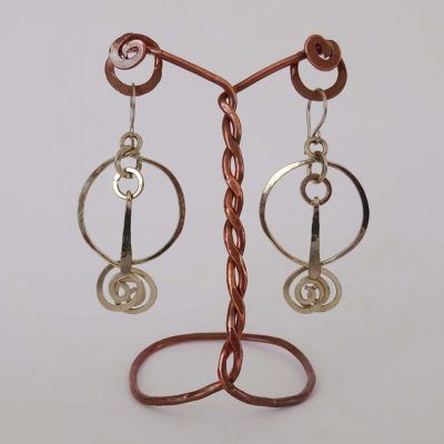 Pendientes redondos con gota alargada y espirales sobrepuestas