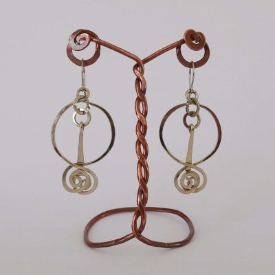 Pendientes redondos con gota alargada y espirales sobrepuestas
