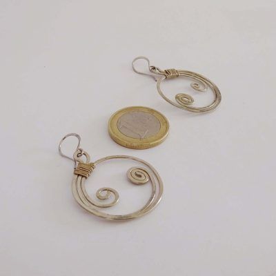 Pendientes redondos con doble espiral interior plateados