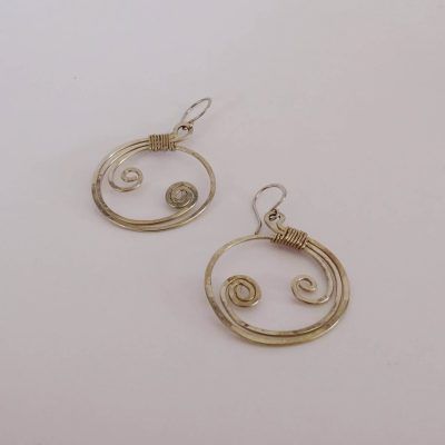 Pendientes redondos con doble espiral interior plateados