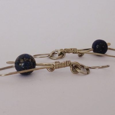 Pendientes geométricos rombo alargado y esfera de lapislázuli