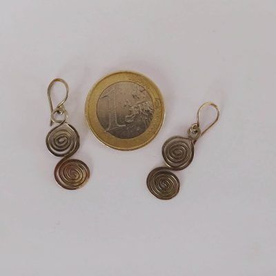 Pendientes con doble espiral martillada y aplanada a mano 4 pendientes de espiral doble 3 scaled 1