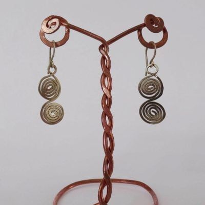 Pendientes con doble espiral martillada y aplanada a mano 2 Pendientes de doble espiral en alpaca martillada