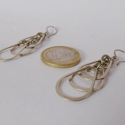 Pendientes gotas en cascada plateados y alargados