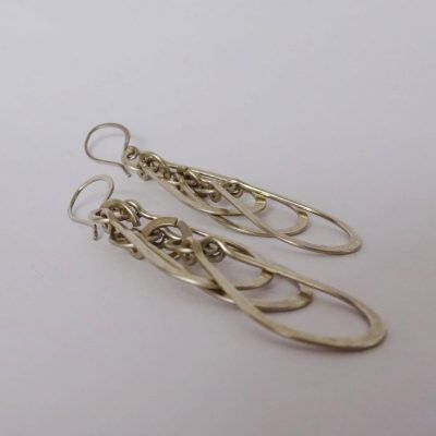 Pendientes gotas en cascada plateados y alargados