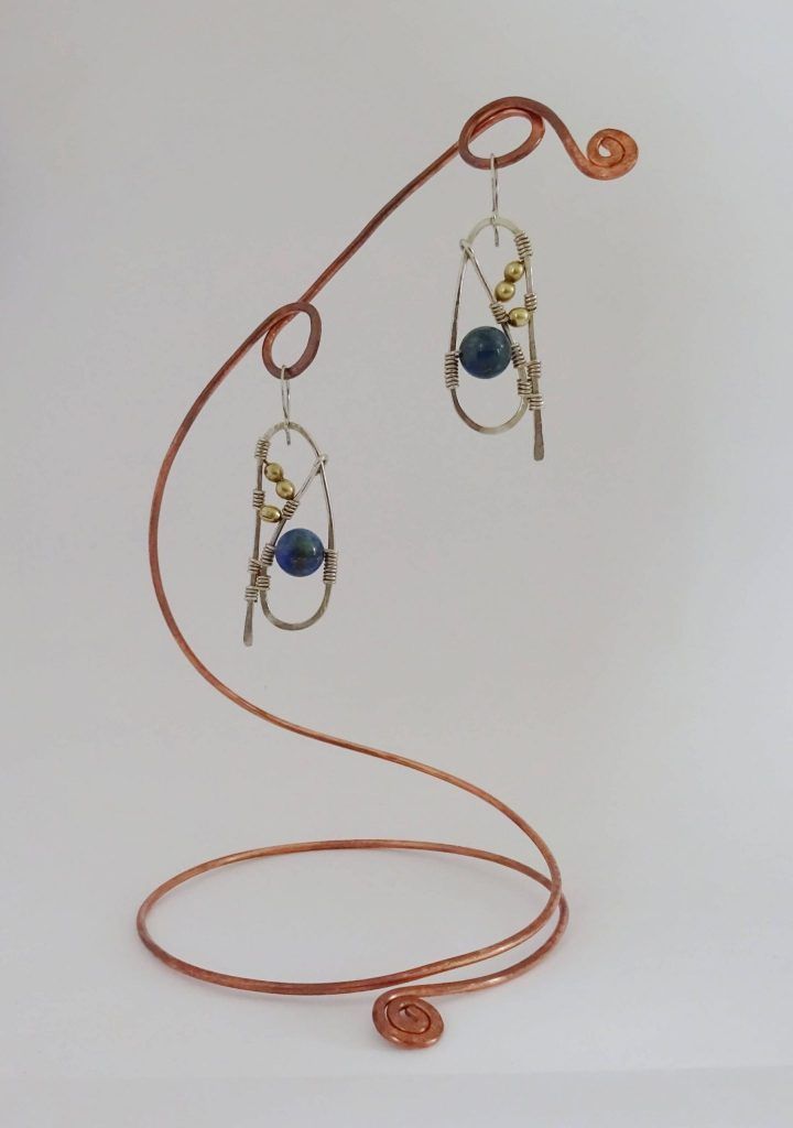 Pendientes ovalados plateados con esferas de bronce y azurita