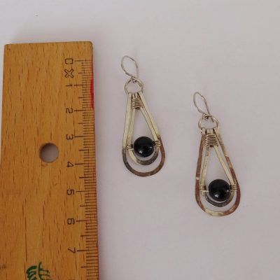 Pendientes plateados de gota doble con obsidiana en el centro