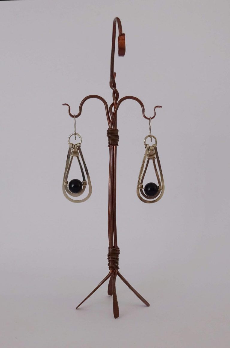 Pendientes plateados de gota doble con obsidiana en el centro