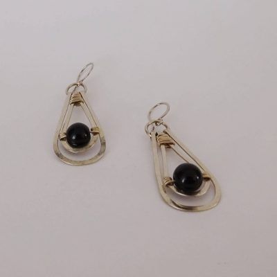 Pendientes plateados de gota doble con obsidiana en el centro