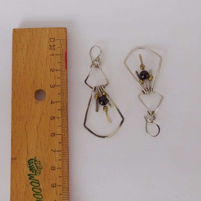 Pendientes geométricos trapecio plateado con esferas y onix