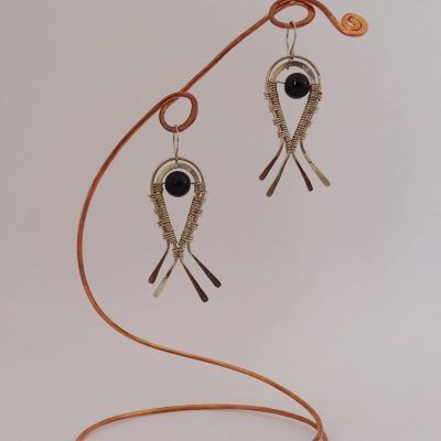 Pendientes plateados doble gota invertida y enrollada con onix