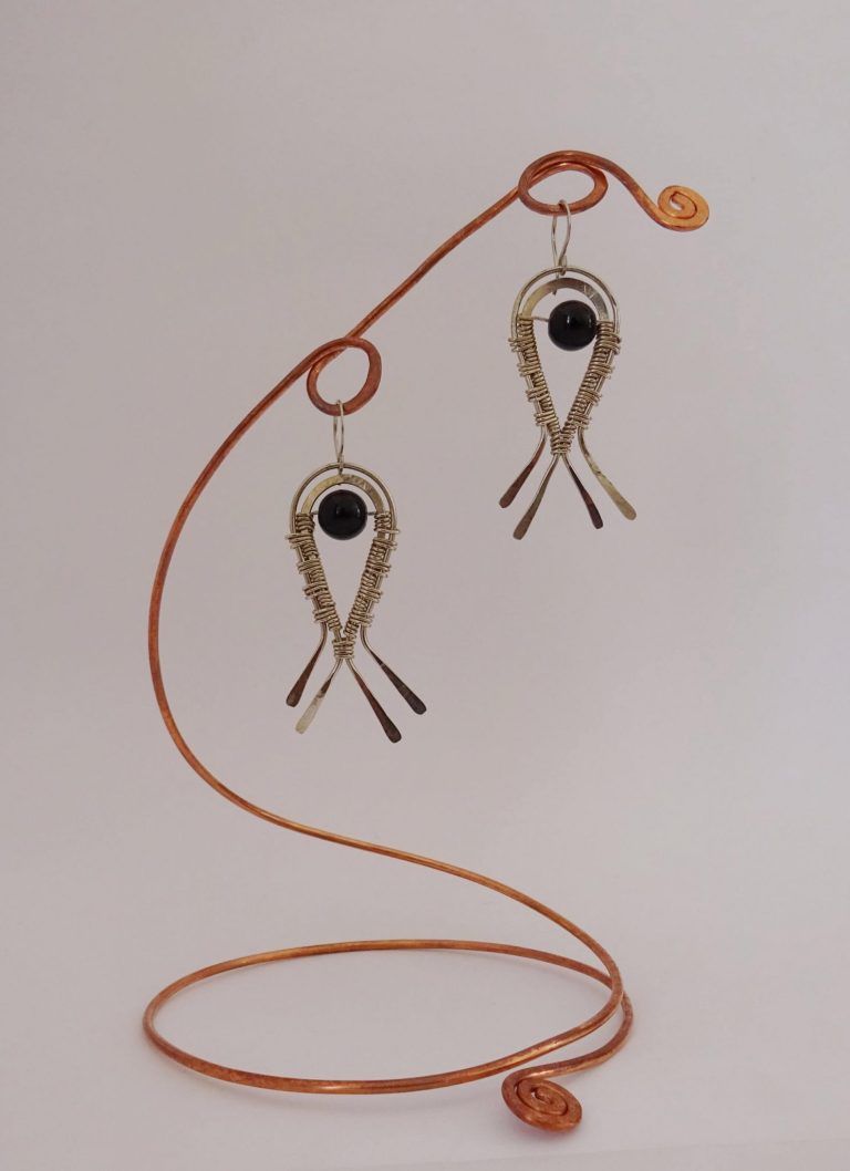 Pendientes plateados doble gota invertida y enrollada con onix