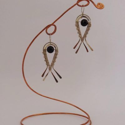 Pendientes plateados doble gota invertida y enrollada con onix