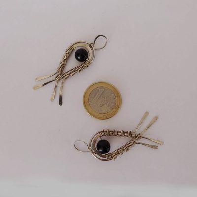 Pendientes plateados doble gota invertida y enrollada con onix