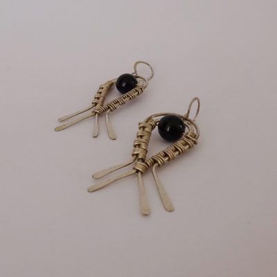 Pendientes plateados doble gota invertida y enrollada con onix