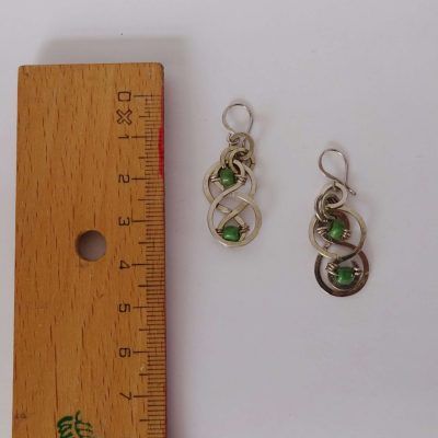 Pendientes plateados con infinito celta martillado con piedra verde