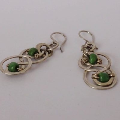 Pendientes plateados con infinito celta martillado con piedra verde