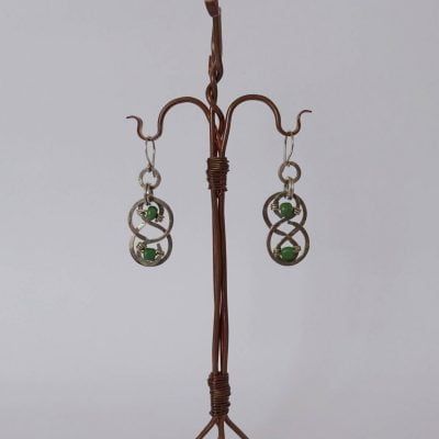 Pendientes plateados con infinito celta martillado con piedra verde