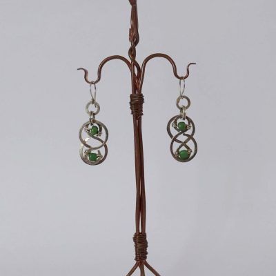 Pendientes plateados con infinito celta martillado con piedra verde