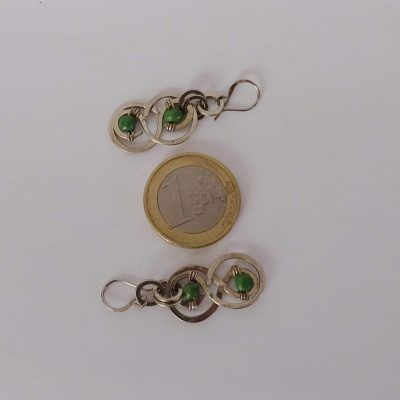 Pendientes plateados con infinito celta martillado con piedra verde