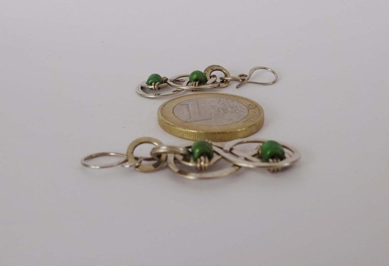 Pendientes plateados con infinito celta martillado con piedra verde