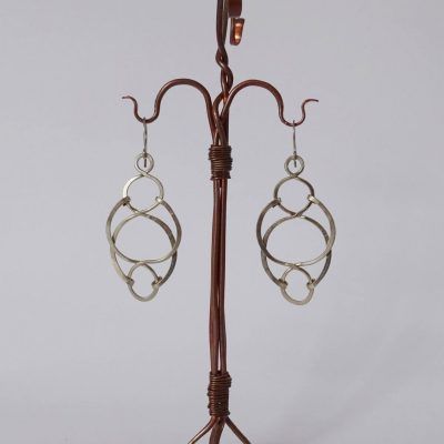Pendientes orgánicos con forma de hoja plateados y enlazados