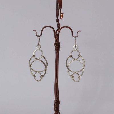 Pendientes orgánicos con forma de hoja plateados y enlazados