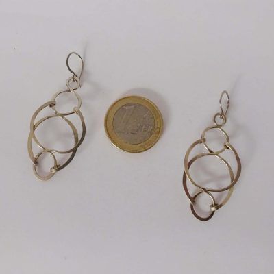 Pendientes orgánicos con forma de hoja plateados y enlazados