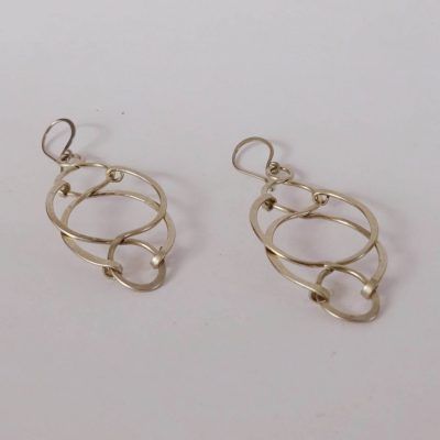 Pendientes orgánicos con forma de hoja plateados y enlazados