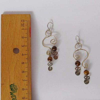 Pendientes orgánicos semicirculares plateados con ojo de tigre