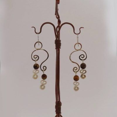 Pendientes orgánicos semicirculares plateados con ojo de tigre