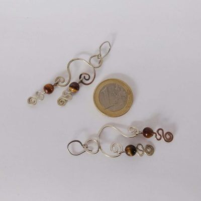 Pendientes orgánicos semicirculares plateados con ojo de tigre