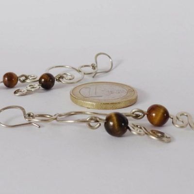 Pendientes orgánicos semicirculares plateados con ojo de tigre