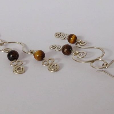 Pendientes orgánicos semicirculares plateados con ojo de tigre