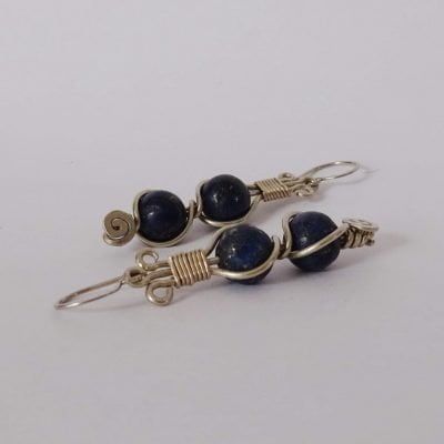 Pendientes precolombinos artesanales plateados con lapislázuli